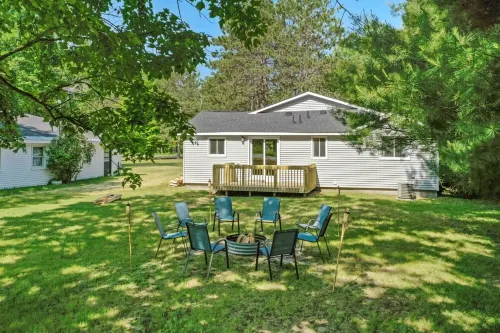 Higgins Hideout *3 minute drive to the beach*