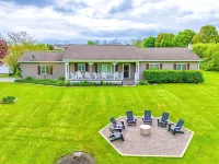 Relaxing Lakeview Retreat! Pool, Hot Tub, Firepit, Gameroom Perfect for Groups, Hotels in Milo
