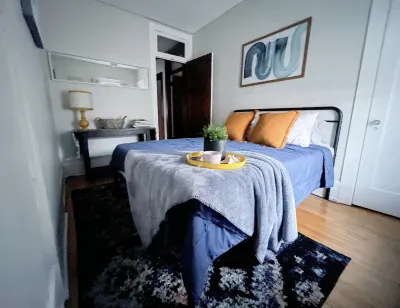 Lake & Latte Lovers’ Retreat • 3Br East Side Near Uwm, Cafés, Lake + Parking