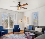 Charming BLue victorian home located blocks away from historical Route 66