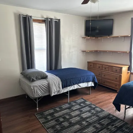 Sleeps up to 14 people, 5 minutes from downtown, handicap accessible.