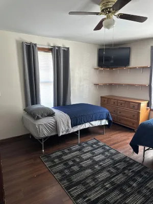 Sleeps up to 14 people, 5 minutes from downtown, handicap accessible.