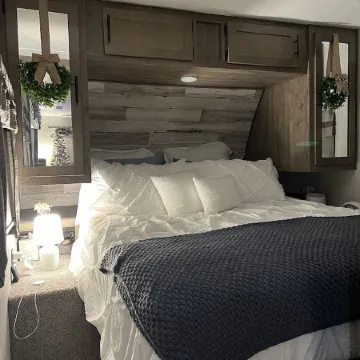 Cozy camper in Clemson Hills.  5 minutes from Clemson University.  Pet friendly!