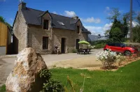 cottage in the countryside with its view of the black mountains Hotels in Finistère
