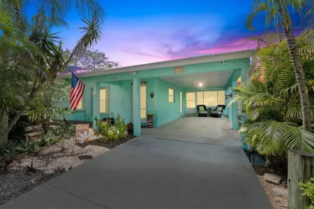 Book today, dinner on us!New listing! Stuart/Port Salerno cute cottage!