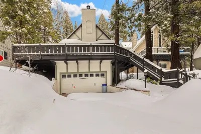 "4 Sons"-Family Friendly Escape Steps to the Lake Hotels near SkyPark at Santa's Village