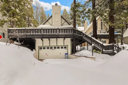 "4 Sons"-Family Friendly Escape Steps to the Lake Отели рядом с достопримечательностью «Библиотека Лейк Арроухед Бранч»