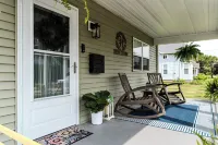 Modern pet friendly house near Starved Rock! Fully fanced yard!