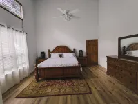 Sprawling 3-bedroom house in delightful Scroggins with WiFi, AC and lakeview