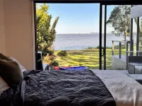 Perfect Retreat Absolute waterfront, Stunning View and Direct Access to water.