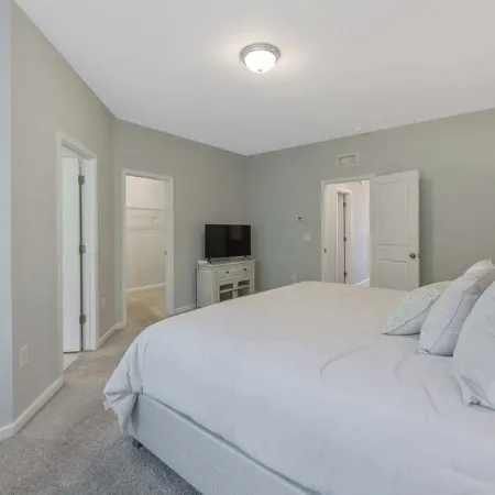 Where Relaxation Meets Home, KING Suite Retreat, 14 MINS to RDU Airport, POOL