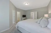 Where Relaxation Meets Home, KING Suite Retreat, 14 MINS to RDU Airport, POOL