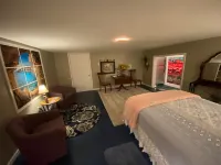 Get original accommodations or supersize with our new"Blueroom" master bedroom.