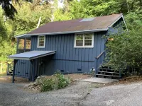 Charming Creekside Cottage! Relax in nature yet only a short walk to town!