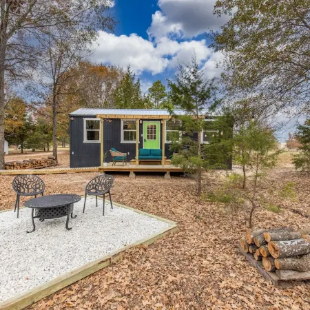 Cozy Cabin in the woods! Queen bed, quiet, peaceful, secluded getaway.