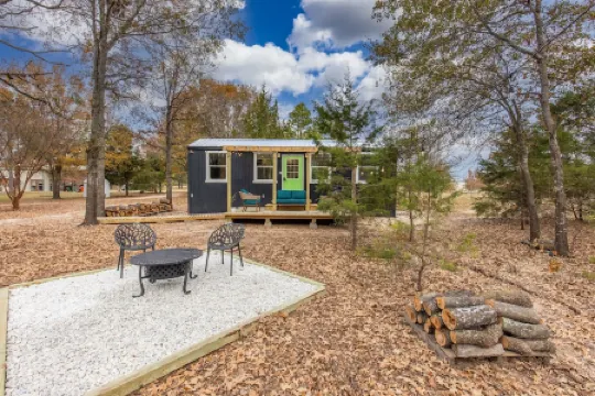 Cozy Cabin in the woods! Queen bed, quiet, peaceful, secluded getaway.
