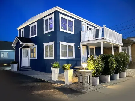 Stylish space steps to beach, off street parking, beach tags, linens.