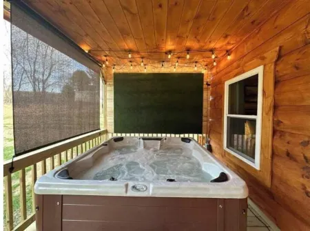 Chantilly Ridge. Hot Tub, Wifi, Near Blue Ridge Parkway Отели в г. Пайпер Гэп