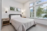 Contemporary and Cozy Cabin