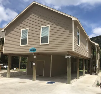 JUS CHILLIN River Road Villas #15 - 4bdr Home On The Guadalupe River - Hotel dekat Guadalupe River