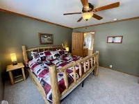 Lakefront Cabin w Screened Deck! Pontoon Rental! 2 Kayaks / Fishing Row Boat! Hotels in Cedar Lake