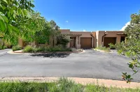 2 Bedroom, 2 Bathroom Luxury Townhome; 0.3 miles to Canyon Rd;  AC; Lovely Views