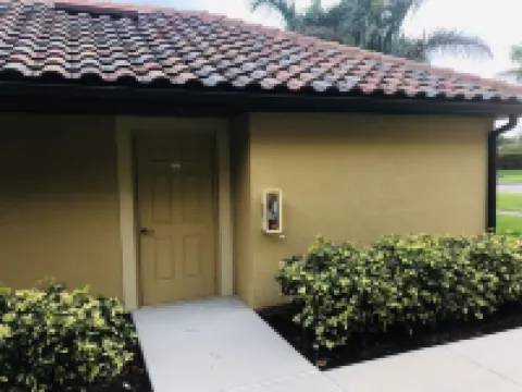 2 bedroom Bradenton Florida condo with golf membership 1720 square feet