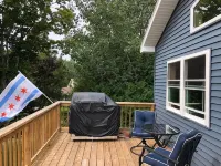 Spacious 2 br cottage with expansive deck, firepit, hammocks, and more!