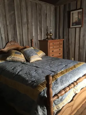 Rustic cabin over looking Cordell Hull Lake