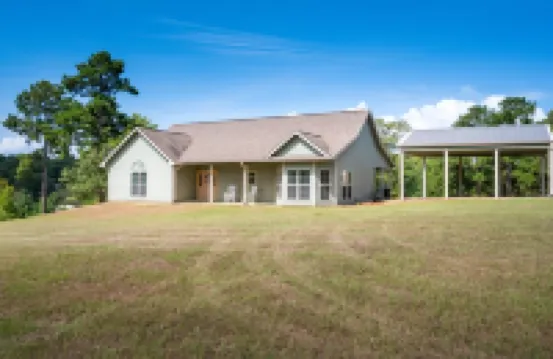 4Bd 3BTH, Lakeview, Huge Covered Outdoor Patio Firepit, and Fishing @ Jolie Vue
