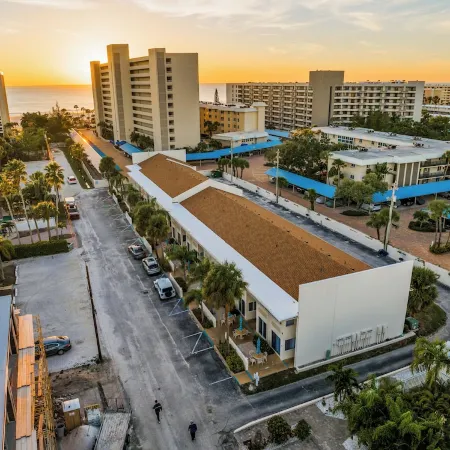 Sunny & Comfy ~ Steps to Siesta Key Beach ~ Pool!