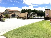 5 BR with pool! By shopping, restaurants, Disneyworld, & Universal Studios!