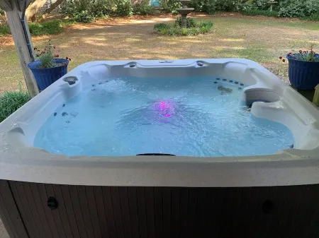 Tucker’s Treehouse - pup friendly with fully fenced yard! Отели в г. Килл-Девил-Хилс