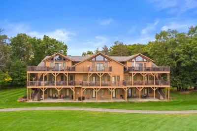 1st floor 3BR/2BA Northern Bay Resort Condo - Castle Rock Lake - Pool Beach Golf 스트롱스 프레리 호텔