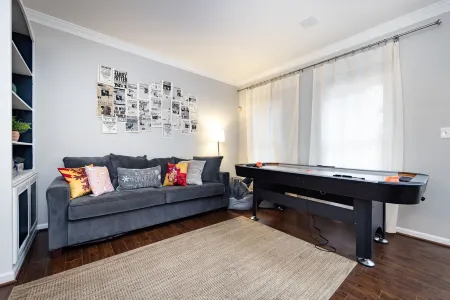 The Hogwarts House Of CLT Отели рядом с достопримечательностью «Университет Северная Каролина в Шарлотт»