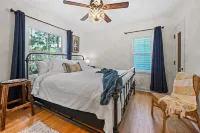 Lake Front Cottage with Amazing Firepit, Private Dock, Sleeps 6