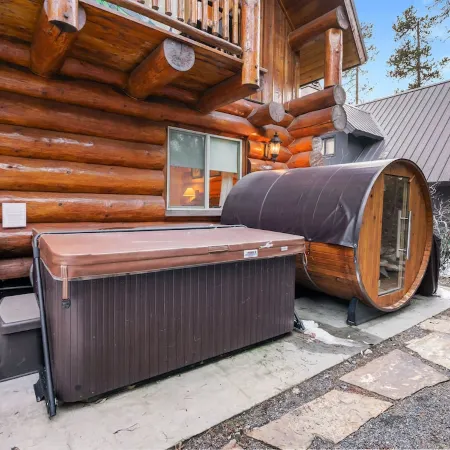 Cozy Ski Retreat in Govy w/ Hot Tub and Outdoor Sauna