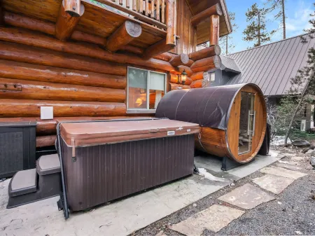 Cozy Ski Retreat in Govy w/ Hot Tub and Outdoor Sauna
