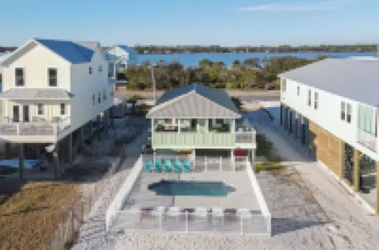 Adorable Beach Bungalow One Block from the Gulf Heated Pool Available OCT-May!