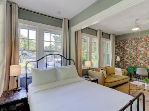 Cheerful and Chic Upper Unit Close to Everything!