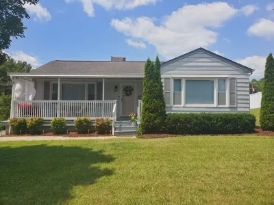 Beautifully Furnished 3 Bedroom, 1 Bath House close to the Hard Rock Casino! Hotels near Steele Creek Park