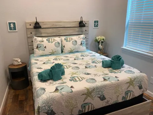 Galveston Retreat, Great Location and Balcony View