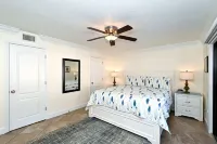 Beachfront on Siesta Key! Beach gear included - fully walkable!
