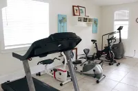 Poolside. Winter DISCOUNTS. Beach, Hot Tub, Porch & Relax!