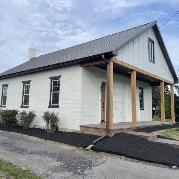 Newly renovated 1800’s one room schoolhouse with modern comforts and a hot tub! Отели в г. Рафо Тауншип