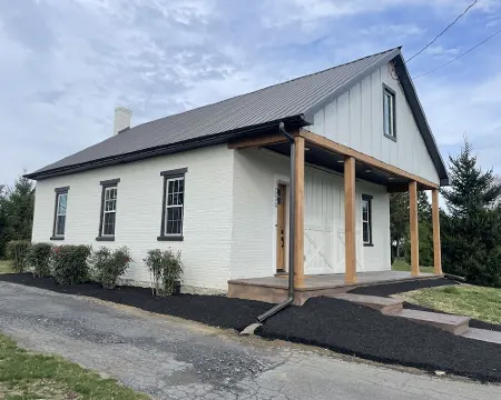 Newly renovated 1800’s one room schoolhouse with modern comforts and a hot tub! Hoteles en Municipio de Rapho