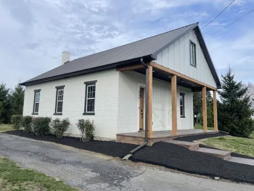 Newly renovated 1800’s one room schoolhouse with modern comforts and a hot tub! Hotel a Rapho Township