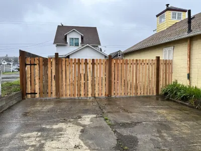 Old Town Cottage in Port of Siuslaw,  King Bed The Chicken Coop on Maple 주변 호텔