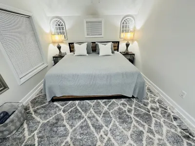 The W - Enjoy a Quick 3 Minute Walk to the Beach or 6 Mins Walk to Tyde