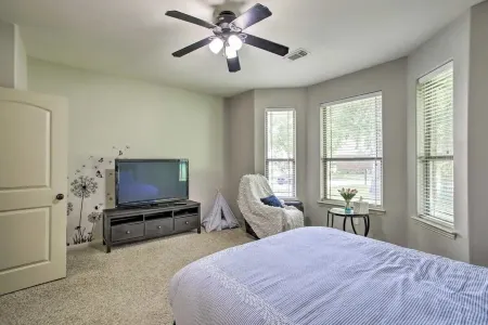 Welcoming Montgomery Home in April Sound Gated Community!